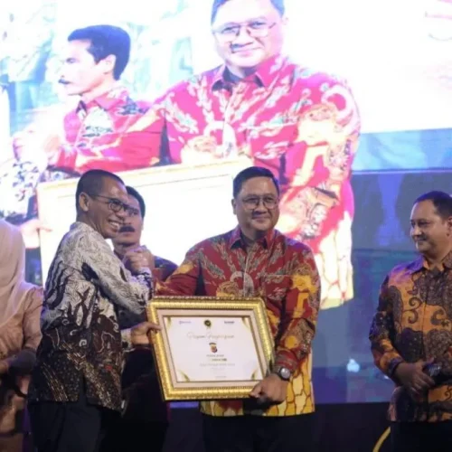 Foto: Kapolda Aceh Irjen Achmad Kartiko menerima penghargaan pada malam puncak Serambi Awards 2024. Penghargaan itu diserahkan langsung oleh chief operating officer (CEO) Tribunnews Dahlan Dahi di Gedung AAC Dayan Dawood Universitas Syiah Kuala, Kota Banda Aceh, Jumat malam, 31 Mei 2024.