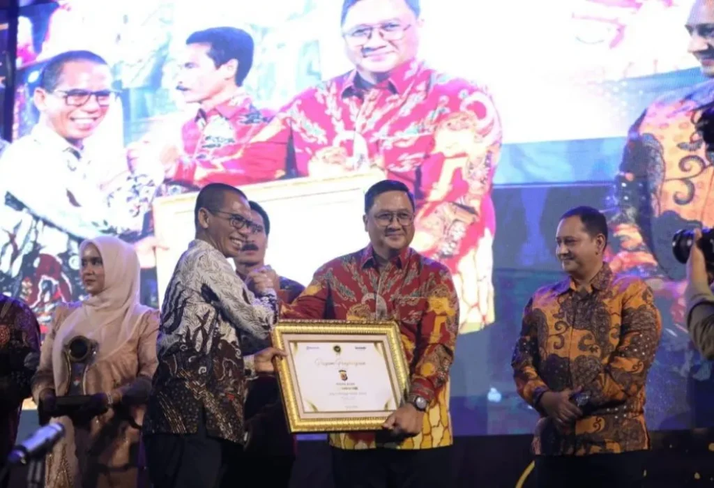 Foto: Kapolda Aceh Irjen Achmad Kartiko menerima penghargaan pada malam puncak Serambi Awards 2024. Penghargaan itu diserahkan langsung oleh chief operating officer (CEO) Tribunnews Dahlan Dahi di Gedung AAC Dayan Dawood Universitas Syiah Kuala, Kota Banda Aceh, Jumat malam, 31 Mei 2024.