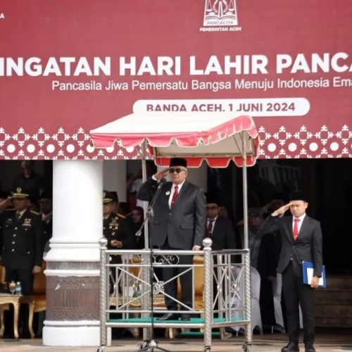 Foto: Pj Gubernur Aceh, Bustami SE, M.Si menyampaikan amanat saat menjadi pembina Upacara Hari Lahir Pancasila di Halaman Kantor Gubernur, Sabtu 1 Juni 2024.