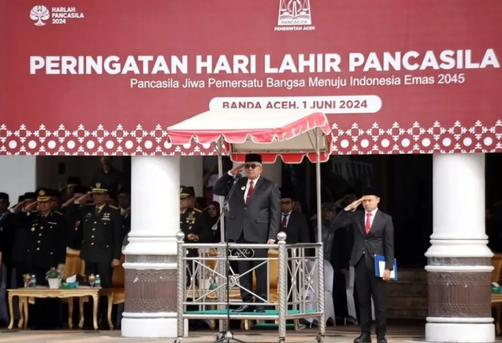 Foto: Pj Gubernur Aceh, Bustami SE, M.Si menyampaikan amanat saat menjadi pembina Upacara Hari Lahir Pancasila di Halaman Kantor Gubernur, Sabtu 1 Juni 2024.