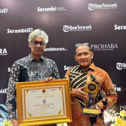 Foto: Direktur Utama, Imran, ST. didampingi Direktur Umum, T.Hidayatuddin, SE memperlihatkan penghargaan Serambi Awards 2024