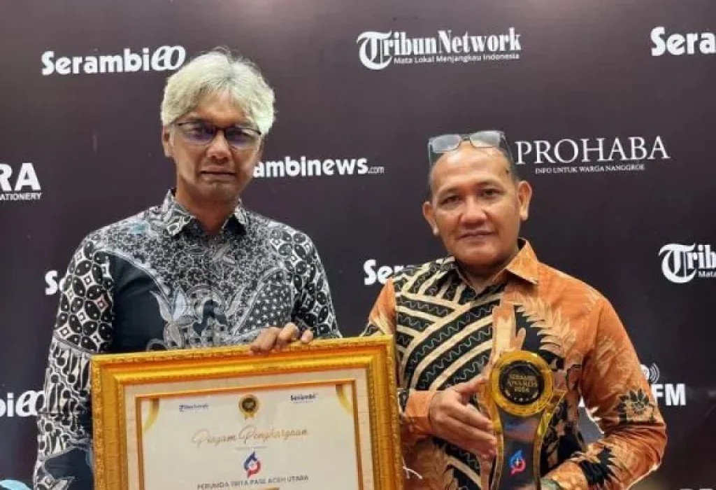 Foto: Direktur Utama, Imran, ST. didampingi Direktur Umum, T.Hidayatuddin, SE memperlihatkan penghargaan Serambi Awards 2024