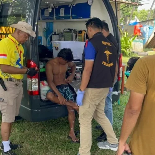 Foto:Tourist Police Polres Pesisir Barat kembali menunjukkan respon cepat dan profesional dalam menangani insiden yang melibatkan atlet surfing. Mereka berhasil memberikan pertolongan pertama dan mengantarkan atlet asal Indonesia atas nama Izrel Sababat ke Bid Dokkes Polda Lampung, Kamis, 30 Mei 2024.