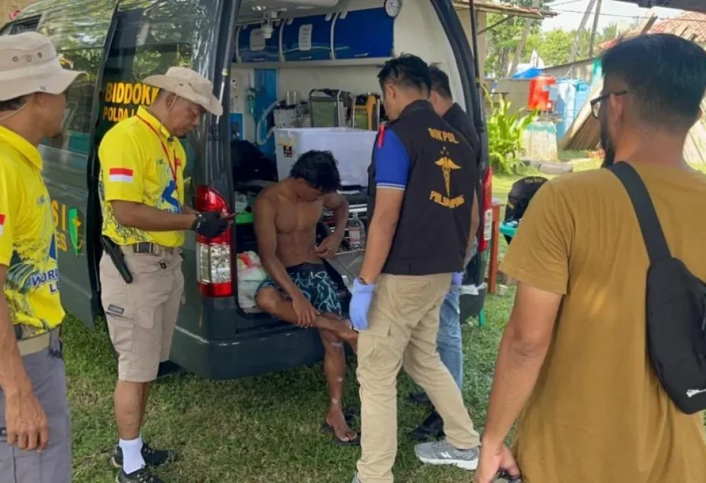 Foto:Tourist Police Polres Pesisir Barat kembali menunjukkan respon cepat dan profesional dalam menangani insiden yang melibatkan atlet surfing. Mereka berhasil memberikan pertolongan pertama dan mengantarkan atlet asal Indonesia atas nama Izrel Sababat ke Bid Dokkes Polda Lampung, Kamis, 30 Mei 2024.