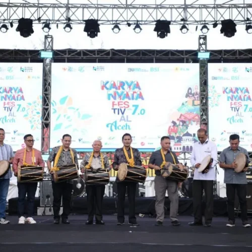 Foto: Asisten Perekonomian dan Pembangunan Sekda Aceh, Zulkifli, meninjau stand UMKM Karya Nyata Fest Vol.7, di Lapangan Blang Padang, Sabtu, (1/6/2024).