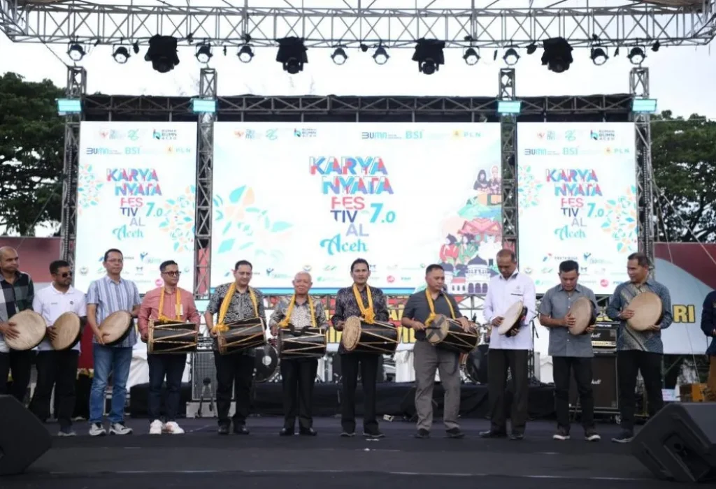 Foto: Asisten Perekonomian dan Pembangunan Sekda Aceh, Zulkifli, meninjau stand UMKM Karya Nyata Fest Vol.7, di Lapangan Blang Padang, Sabtu, (1/6/2024).