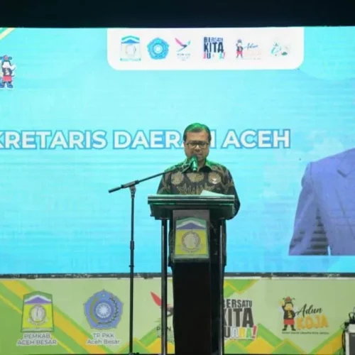 Foto: Penjabat (Pj) Sekda Aceh, Azwardi, menutup secara resmi event Bazar UMKM Expo Aceh Besar, Sabtu (1/6/2024) malam, di arena Jantho Sport City (JSC). Acara yang dipaket secara kolosal yang ikut diwarnai dengan peragaan busana batik khas Aceh Besar dan penampilan musik itu dipadati ribuan pengunjung yang memenuhi seputaran stage utama.