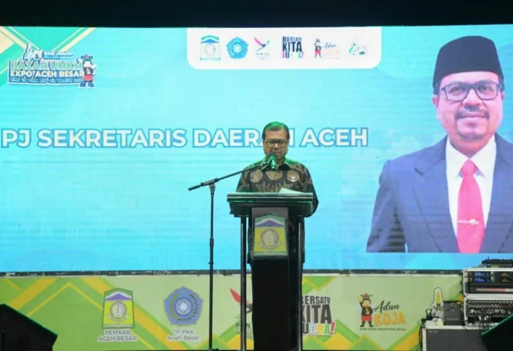 Foto: Penjabat (Pj) Sekda Aceh, Azwardi, menutup secara resmi event Bazar UMKM Expo Aceh Besar, Sabtu (1/6/2024) malam, di arena Jantho Sport City (JSC). Acara yang dipaket secara kolosal yang ikut diwarnai dengan peragaan busana batik khas Aceh Besar dan penampilan musik itu dipadati ribuan pengunjung yang memenuhi seputaran stage utama.