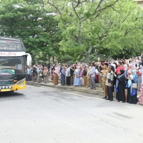 Foto: Pelepasan keberangkatan CJH tersebut dilakukan oleh Penjabat (Pj) Wali Kota Lhokseumawe melalui Staf Ahli Wali Kota Bidang Pemerintahan, Hukum dan Politik Bukhari didampingi oleh Plt Kepala Dinas Syariat Islam dan Pendidikan Dayah Ikhwansyah.