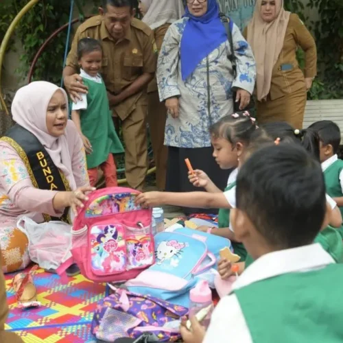 Foto: Bunda Pendidikan Anak Usia Dini (PAUD), Mellani Subarni, didampingi Ketua DWP Aceh Nurmaziah mengunjungi proses belajar murid PAUD Tulus Bunda di Gampong Lamtanjong, Kecamatan Sukamakmur, Aceh Besar, Senin, (3/6/2024).
