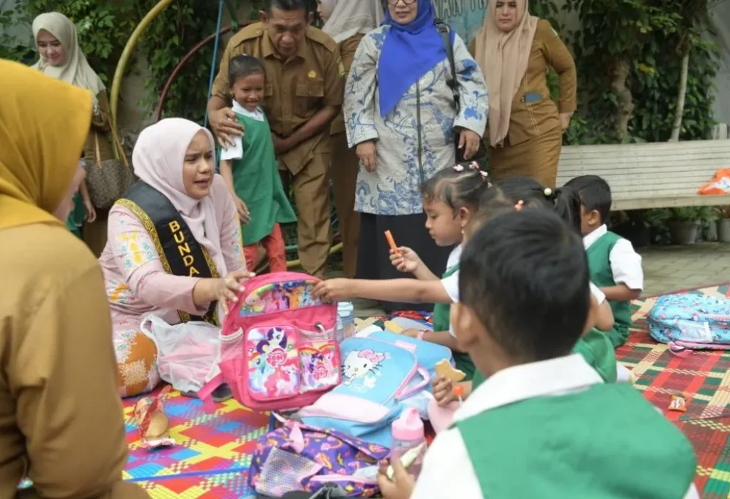 Foto: Bunda Pendidikan Anak Usia Dini (PAUD), Mellani Subarni, didampingi Ketua DWP Aceh Nurmaziah mengunjungi proses belajar murid PAUD Tulus Bunda di Gampong Lamtanjong, Kecamatan Sukamakmur, Aceh Besar, Senin, (3/6/2024).