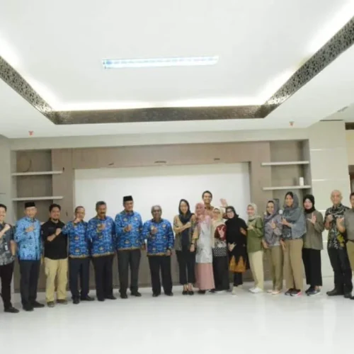 Foto: Foto: Pj Bupati Mahyuzar berfoto bersama dengan Bappenas dan USAID Serta Lsm BYTRA,  LPLHa di Aceh Utara