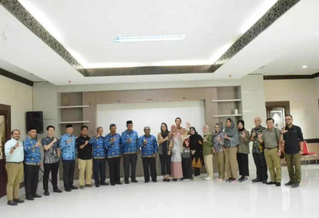 Foto: Foto: Pj Bupati Mahyuzar berfoto bersama dengan Bappenas dan USAID Serta Lsm BYTRA,  LPLHa di Aceh Utara