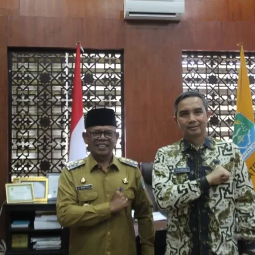 Foto:  Pj. Bupati Aceh Jaya, Dr. A Murtala., M.Si., menerima kunjungan silaturahmi dari Kepala BNN Kota Banda Aceh, Kombes Pol Zahrul Bawadi, SH,.MM., beserta Tim di Ruang Kerja Bupati Aceh Jaya pada selasa,4 Juni 2024.
