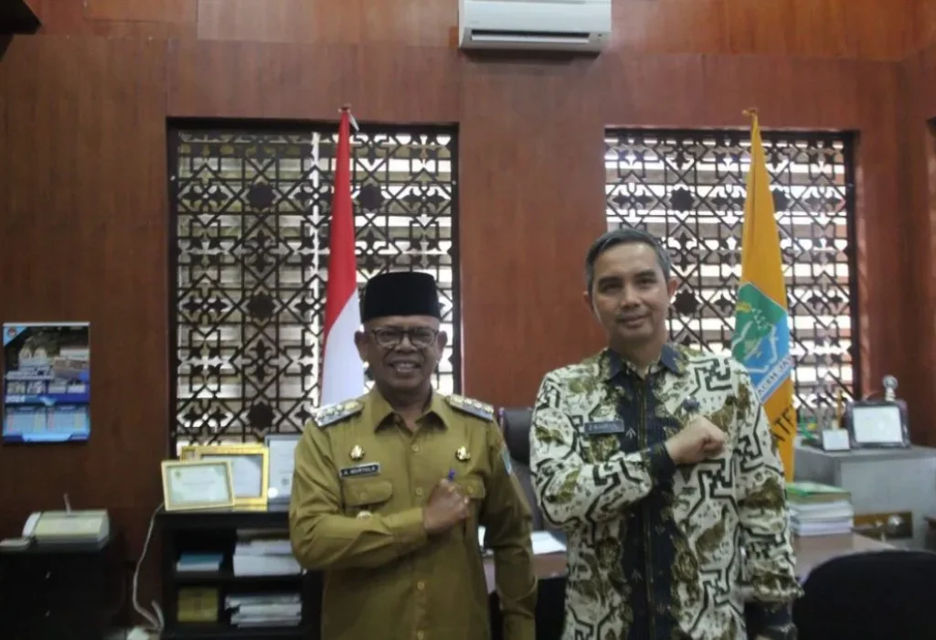 Foto:  Pj. Bupati Aceh Jaya, Dr. A Murtala., M.Si., menerima kunjungan silaturahmi dari Kepala BNN Kota Banda Aceh, Kombes Pol Zahrul Bawadi, SH,.MM., beserta Tim di Ruang Kerja Bupati Aceh Jaya pada selasa,4 Juni 2024.