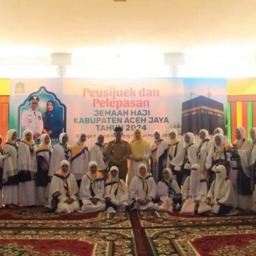 Foto: Penjabat (Pj) Bupati Aceh Jaya Dr. A. Murtala, M.Si melakukan Peusijuek dan Pelepasan keberangkatan 52 Jamaah Calon Haji (JCH) Kabupaten Aceh Jaya Tahun 1445 H/2024 M di Pendopo Bupati Aceh Jaya, pada Selasa (4/6/2024).