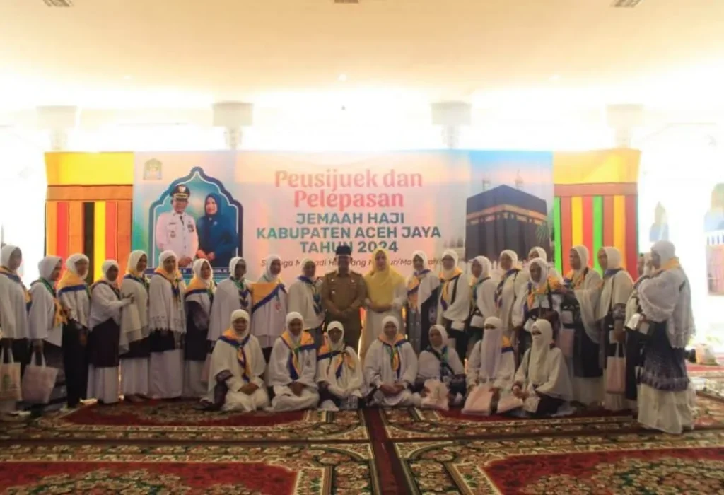 Foto: Penjabat (Pj) Bupati Aceh Jaya Dr. A. Murtala, M.Si melakukan Peusijuek dan Pelepasan keberangkatan 52 Jamaah Calon Haji (JCH) Kabupaten Aceh Jaya Tahun 1445 H/2024 M di Pendopo Bupati Aceh Jaya, pada Selasa (4/6/2024).