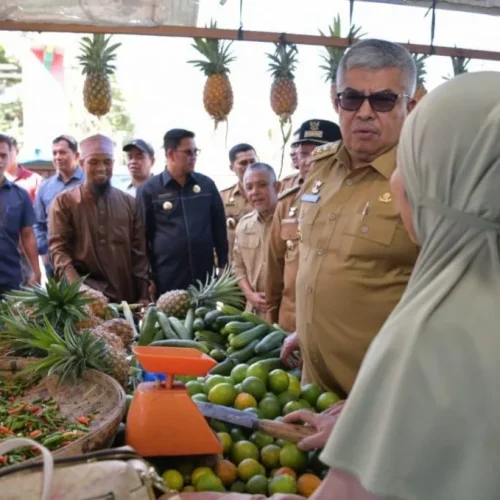 Foto: Pj. Gubernur Aceh, Bustami,SE, M. Si didampingi Pj. Bupati Aceh Tengah, T. Mirzuan, Pj. Bupati Aceh Tenggara, Drs. Syakir dan Pj. Bupati Bener Meriah, Haili Yoga meninjau Harga Kebutuhan Pokok Masyarakat di Pasar Tradisonal Paya Ilang, Takengon, Aceh Tengah, Selasa, 4/06/2024.