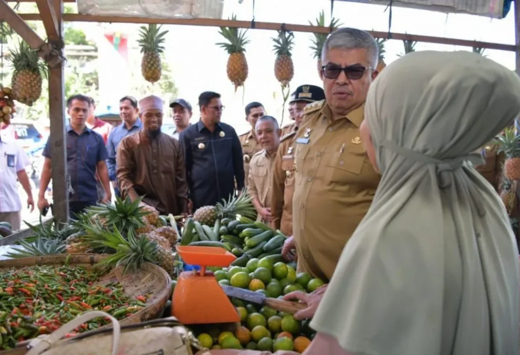 Foto: Pj. Gubernur Aceh, Bustami,SE, M. Si didampingi Pj. Bupati Aceh Tengah, T. Mirzuan, Pj. Bupati Aceh Tenggara, Drs. Syakir dan Pj. Bupati Bener Meriah, Haili Yoga meninjau Harga Kebutuhan Pokok Masyarakat di Pasar Tradisonal Paya Ilang, Takengon, Aceh Tengah, Selasa, 4/06/2024.