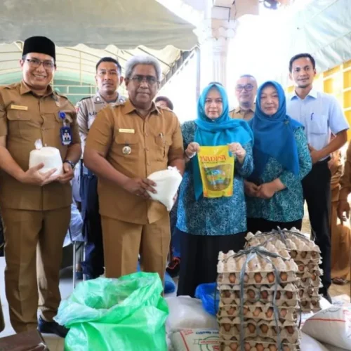 Foto: Pj Bupati bersama Ketua PKK Aceh Utara meninjau Pasar Murah
