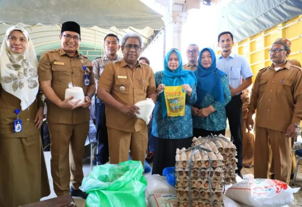 Foto: Pj Bupati bersama Ketua PKK Aceh Utara meninjau Pasar Murah