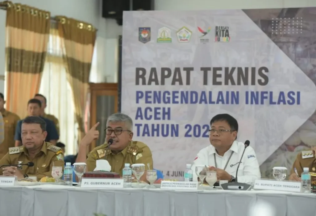 Foto: Penjabat Gubernur Aceh Bustami mengikuti Rapat Teknis Pengendalian Inflasi Aceh di Pendopo Bupati Aceh Tengah di Takengon, Selasa 4 Juni 2024. Rapat tersebut diikuti Pj Bupati Aceh Tengah, Pj Bupati Bener Meriah, Pj Bupati Gayo Lues, Pj Bupati Aceh Tenggara dan Kepala Perwakilan Bank Indonesia Provinsi Aceh serta sejumlah kepala SKPA dan Biro terkait lainnya.