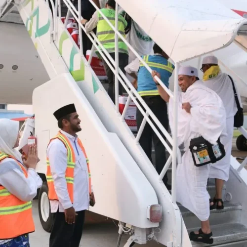 Foto:  Penjabat (Pj) Wali Kota Lhokseumawe melalui Asisten Pemerintahan, Keistimewaan Aceh dan Kesejahteraan Rakyat Muhammad Maxsalmina melepaskan 393 Jemaah Calon Haji di Aula Jeddah, Asrama Haji Embarkasi Aceh, Banda Aceh, Selasa (04/06/2024).