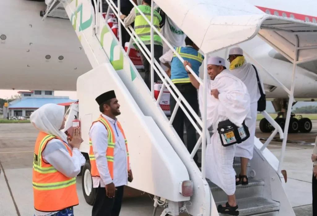 Foto:  Penjabat (Pj) Wali Kota Lhokseumawe melalui Asisten Pemerintahan, Keistimewaan Aceh dan Kesejahteraan Rakyat Muhammad Maxsalmina melepaskan 393 Jemaah Calon Haji di Aula Jeddah, Asrama Haji Embarkasi Aceh, Banda Aceh, Selasa (04/06/2024).