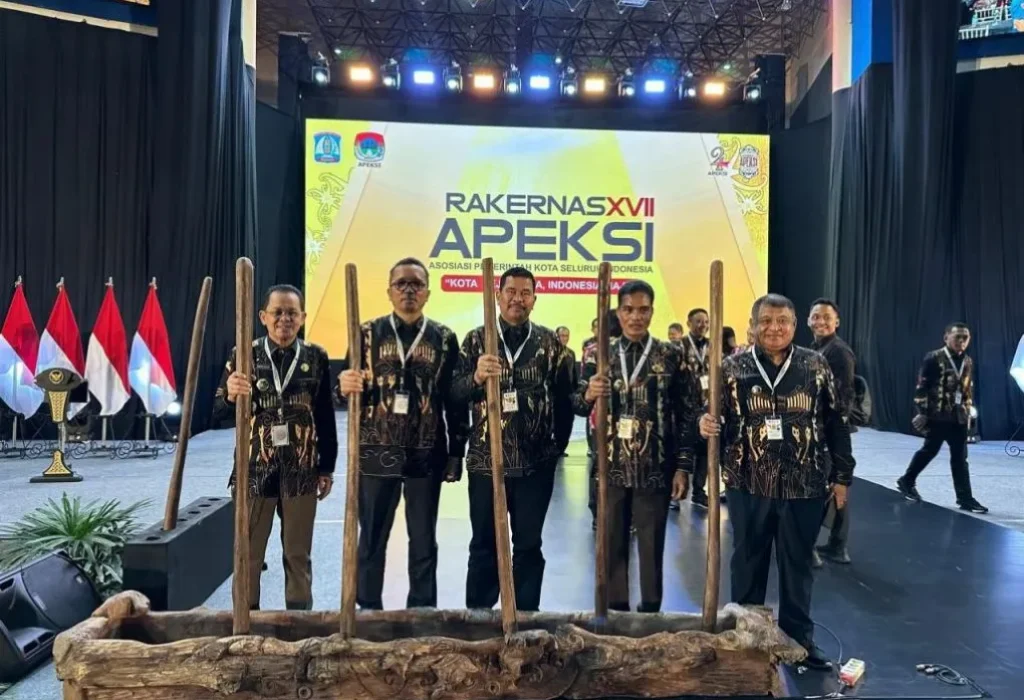 Foto: Penjabat (Pj) Wali Kota Lhokseumawe, A Hanan, memimpin delegasi Lhokseumawe dalam Rapat Kerja Nasional (Rakernas) XVII Asosiasi Pemerintah Kota Seluruh Indonesia (APEKSI) Tahun 2024 yang berlangsung di Kota Balikpapan, Kalimantan Timur, pada 1-6 Juni 2024.