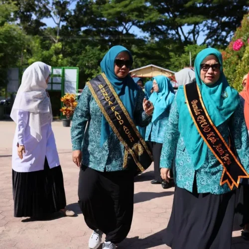 Foto: Bunda PAUD Aceh, Mellani Subarni, didampingi Bunda PAUD Aceh Jaya Mahdalena,  memantau dan mensosialisasikan penerapan program transisi dari PAUD ke sekolah dasar, di SDN 1 Calang, Rabu 5 Juni 2024.