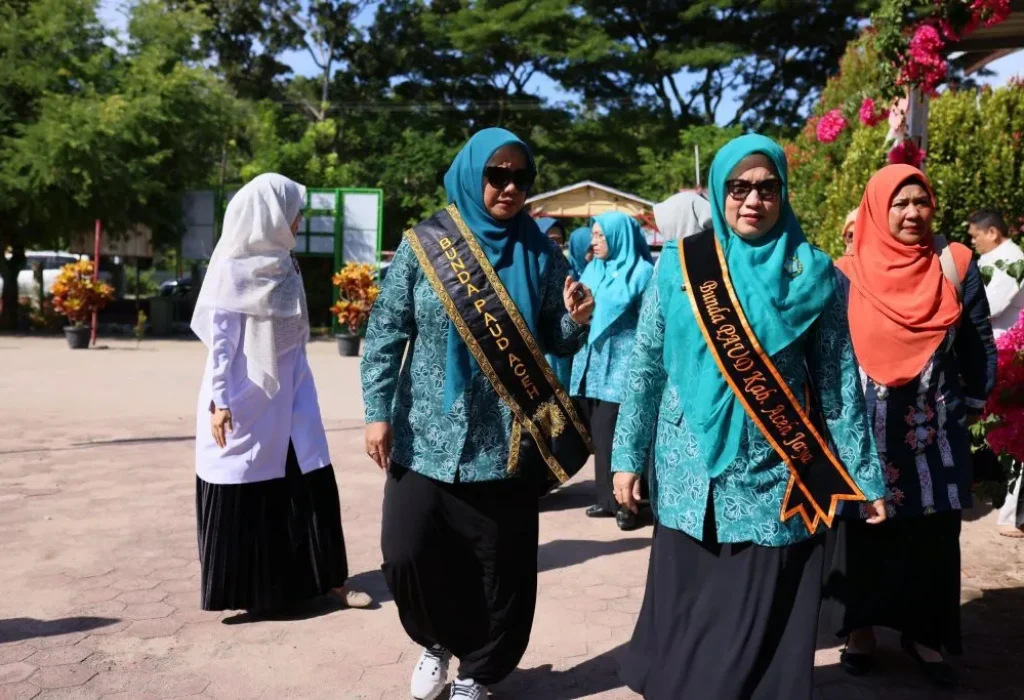 Foto: Bunda PAUD Aceh, Mellani Subarni, didampingi Bunda PAUD Aceh Jaya Mahdalena,  memantau dan mensosialisasikan penerapan program transisi dari PAUD ke sekolah dasar, di SDN 1 Calang, Rabu 5 Juni 2024.
