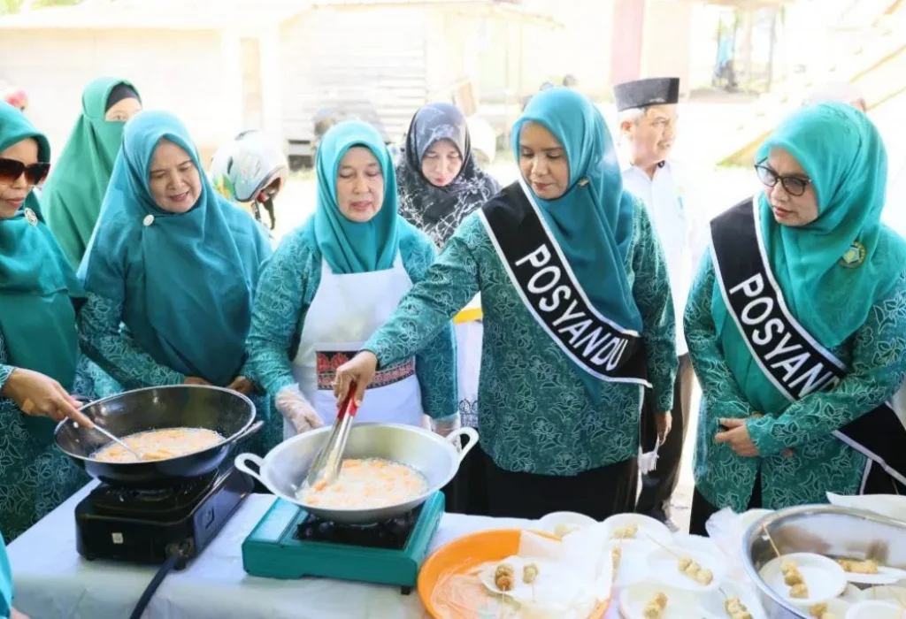 Foto: Pj Ketua Tim Penggerak PKK Aceh, Mellani Subarni, didampingi Bunda PAUD Aceh Jaya mengunjungi Posyandu Harapan Ibu dan membagikan makanan bergizi untuk bayi, balita serta ibu hamil, di Desa Santosa, Kecamatan Krueng Sabee, Aceh Jaya, Rabu 5 Juni 2024.