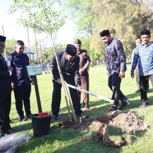 Foto: Asisten Perekonomian dan Pembangunan Sekda Aceh, Dr.Ir. Zulkifli, M.Si., mewakili PJ Gubernur Aceh melakukan penanaman pohon usai menjadi Inspektur Upacara Peringatan Hari Lingkungan Hidup Sedunia Tahun 2024, di Lapangan Upacara Kantor Gubernur Aceh, Rabu, 5/5/2024.