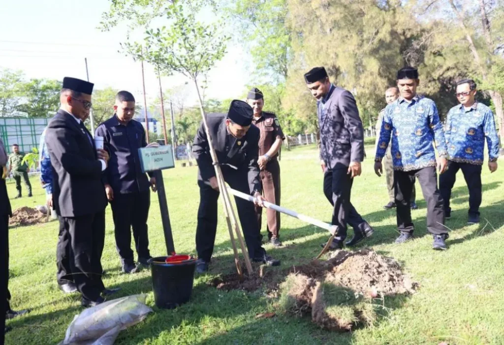 Foto: Asisten Perekonomian dan Pembangunan Sekda Aceh, Dr.Ir. Zulkifli, M.Si., mewakili PJ Gubernur Aceh melakukan penanaman pohon usai menjadi Inspektur Upacara Peringatan Hari Lingkungan Hidup Sedunia Tahun 2024, di Lapangan Upacara Kantor Gubernur Aceh, Rabu, 5/5/2024.