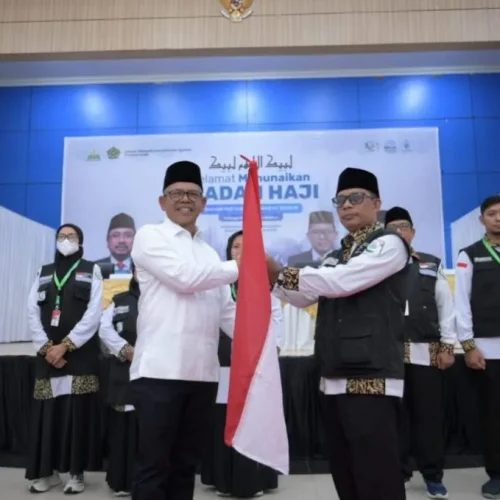 Foto: PJ Bupati Aceh Jaya Dr A Murthala MSi Penyerahan Bendera Merah Putih dan Perlengkapan Petugas, mewakili 5 Kabupaten di Asrama Haji Banda Aceh.