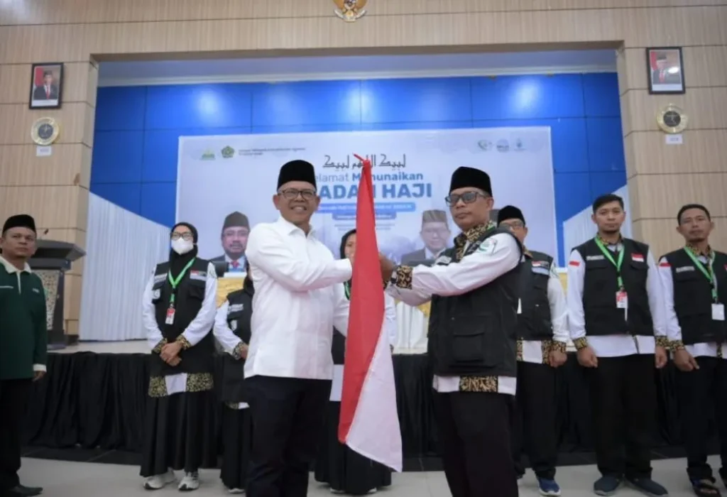 Foto: PJ Bupati Aceh Jaya Dr A Murthala MSi Penyerahan Bendera Merah Putih dan Perlengkapan Petugas, mewakili 5 Kabupaten di Asrama Haji Banda Aceh.