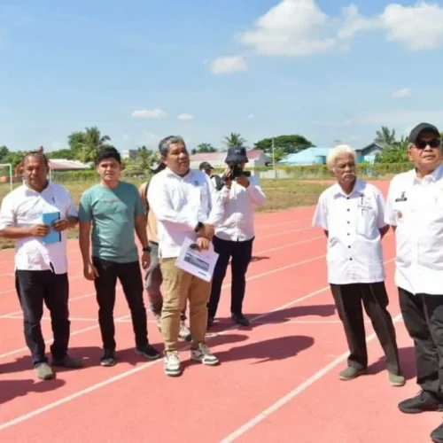 Foto: Pj. Gubernur Aceh, Bustami, SE. MSi didampingi Kadispora Aceh, M. Nasir, Kadis PUPR Aceh, Ir. Mawardi dan Dinas Perkim Aceh meninjau Venue Lapangan Bola Kaki Blang Paseh, Pidie, Rabu, 05/06/2024.