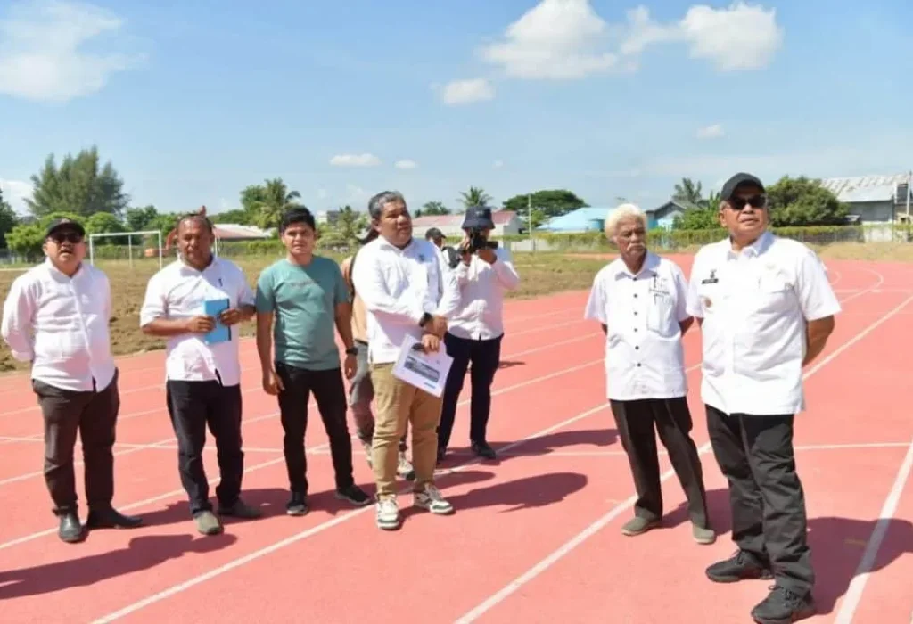 Foto: Pj. Gubernur Aceh, Bustami, SE. MSi didampingi Kadispora Aceh, M. Nasir, Kadis PUPR Aceh, Ir. Mawardi dan Dinas Perkim Aceh meninjau Venue Lapangan Bola Kaki Blang Paseh, Pidie, Rabu, 05/06/2024.