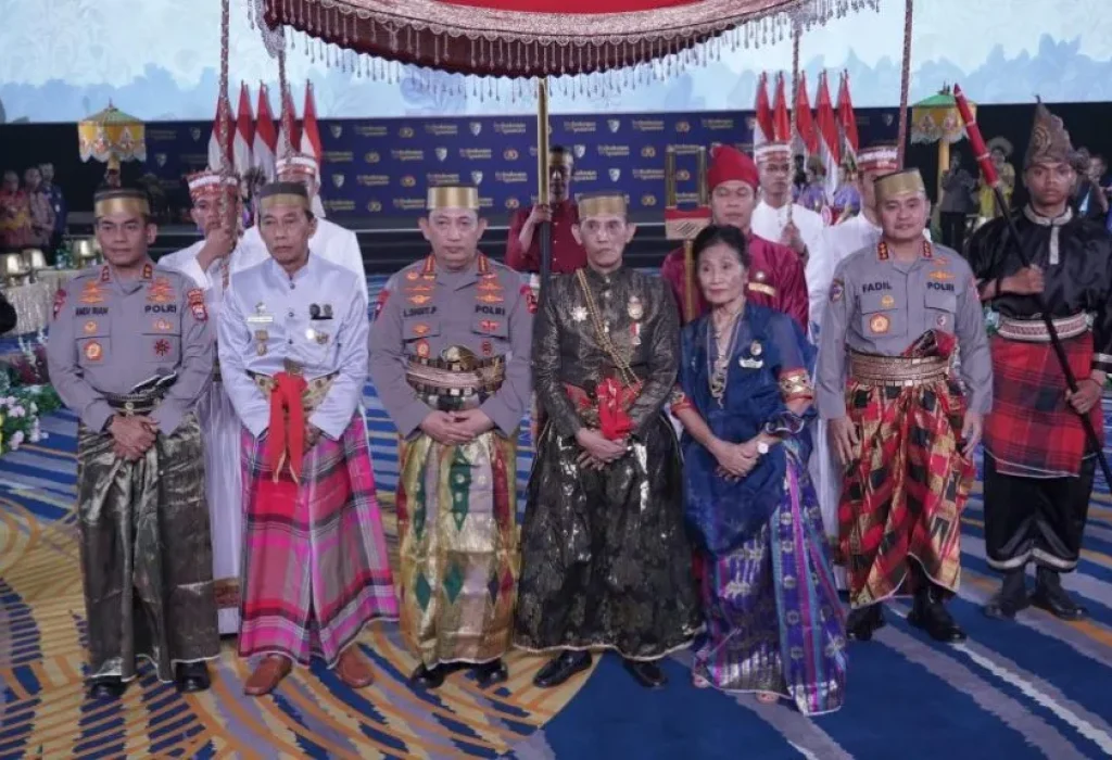 Foto: Kapolri Jenderal Listyo Sigit Prabowo dianugerahi gelar Raja atau Karaeng dan Pusaka Supakala dari Dewan Adat dan Kerajaan di Sulawesi Selatan (Sulsel). Penghargaan itu diberikan berbarengan dengan kegiatan pembukaan Rakernis Baharkam Polri, di Ballroom Hotel Four Points by Sheraton Makassar, Sulawesi Selatan, Rabu, 5 Juni 2024.