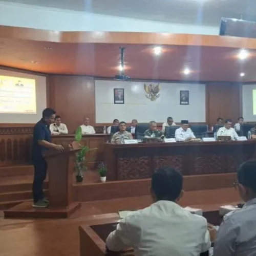 Foto: Pj. Bupati Aceh Jaya, Dr. A. Murtala., M.Si memimpin Rapat Kerja Kabupaten (Rakerkab) KONI Aceh Jaya Tahun 2024 yang diadakan di Aula Lantai III Setdakab Aceh Jaya, Rabu (5/6/2024).