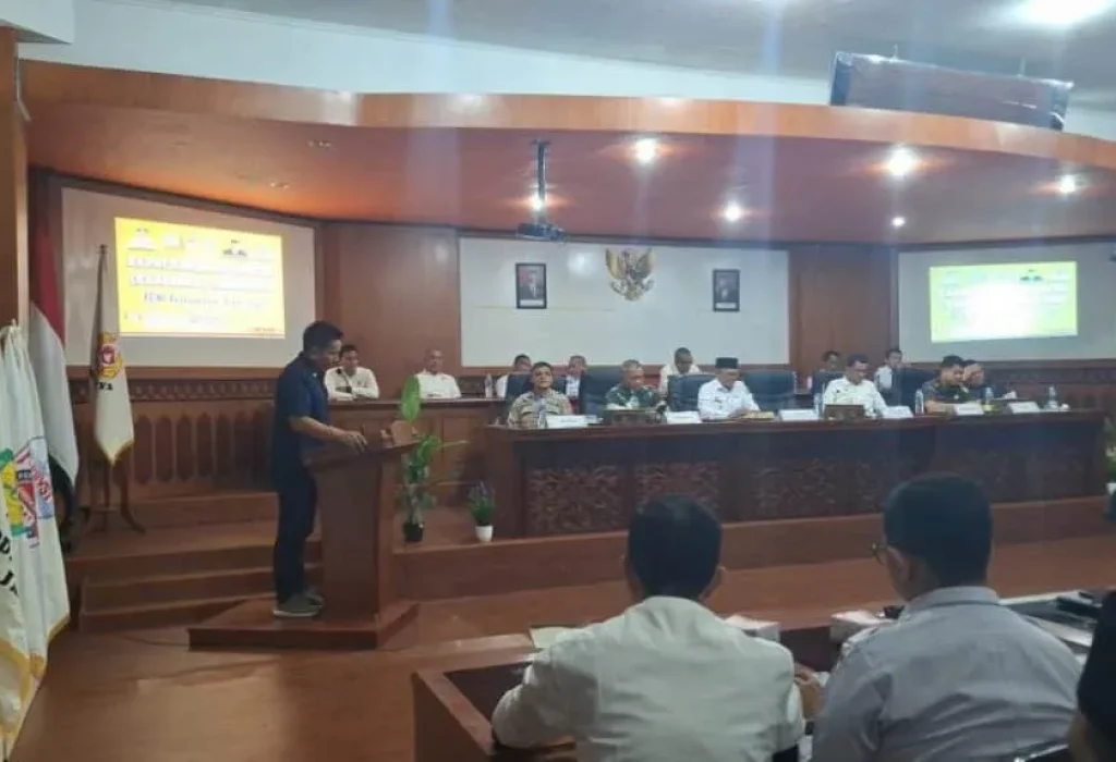 Foto: Pj. Bupati Aceh Jaya, Dr. A. Murtala., M.Si memimpin Rapat Kerja Kabupaten (Rakerkab) KONI Aceh Jaya Tahun 2024 yang diadakan di Aula Lantai III Setdakab Aceh Jaya, Rabu (5/6/2024).