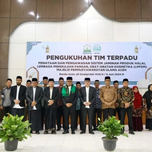 Foto: Penjabat Gubernur Aceh, Bustami, SE, M.Si.,mengukuhkan Tim Terpadau Penataan dan Pengawasan Sistem Jaminan Produk Halal Lembaga Pengkajian Pangan, Obat-obatan Kosmetika (LPPOM) Majelis Permusyawaratan Ulama Aceh, di Gedung Serbaguna MPU Aceh, Kamis, 6/6/2025