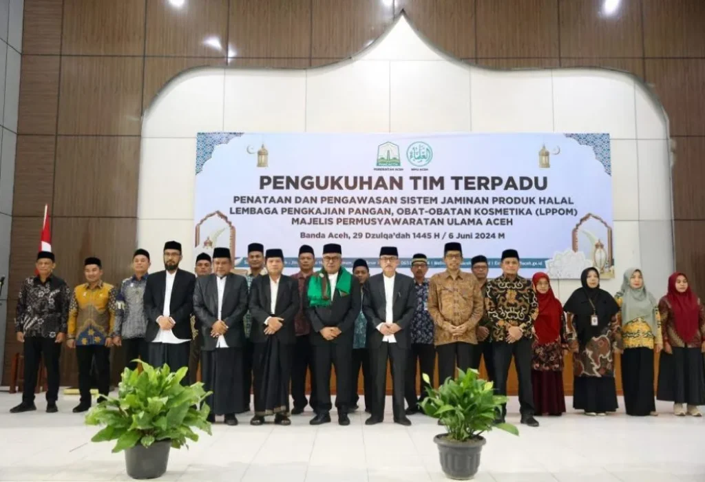 Foto: Penjabat Gubernur Aceh, Bustami, SE, M.Si.,mengukuhkan Tim Terpadau Penataan dan Pengawasan Sistem Jaminan Produk Halal Lembaga Pengkajian Pangan, Obat-obatan Kosmetika (LPPOM) Majelis Permusyawaratan Ulama Aceh, di Gedung Serbaguna MPU Aceh, Kamis, 6/6/2025