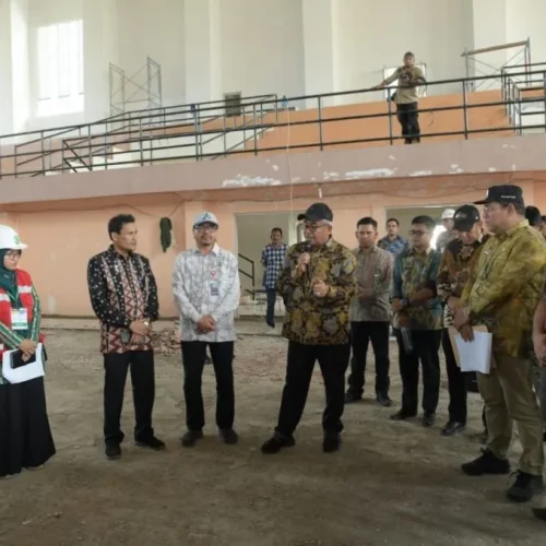 Foto: Pj. Gubernur Aceh, Bustami, SE. MSi didampingi Sekda Aceh, Azwardi, Plh Kadis Perkim Zulkifli  dan Dinas terkaitlainya  meninjau pembangunan Tugu PON XXI Aceh Sumut  Banda Aceh 06/06/2024.