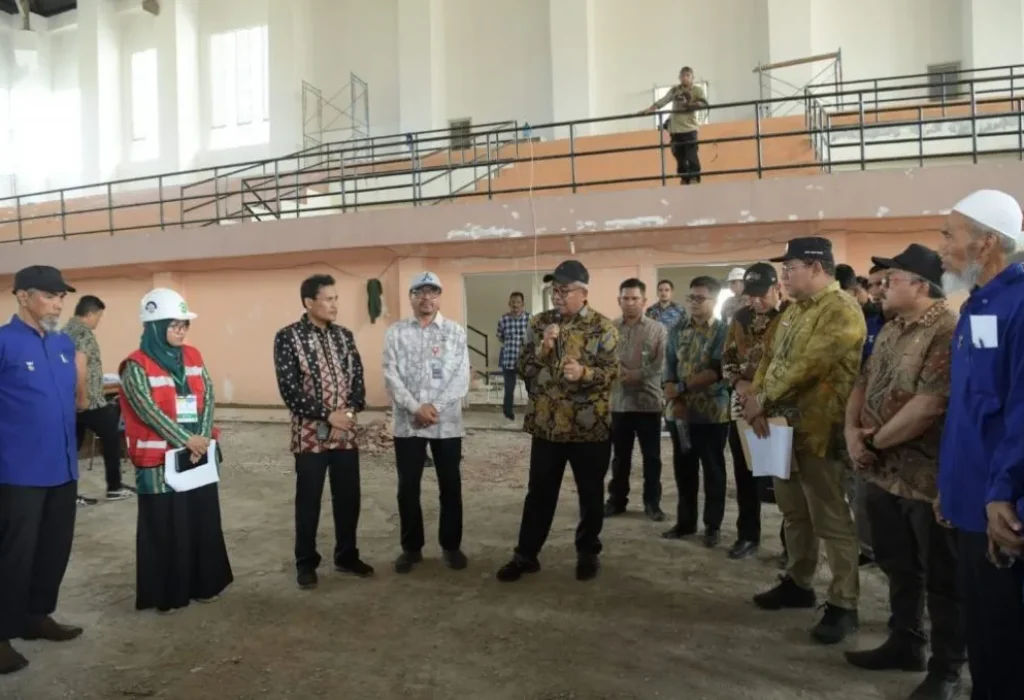 Foto: Pj. Gubernur Aceh, Bustami, SE. MSi didampingi Sekda Aceh, Azwardi, Plh Kadis Perkim Zulkifli  dan Dinas terkaitlainya  meninjau pembangunan Tugu PON XXI Aceh Sumut  Banda Aceh 06/06/2024.