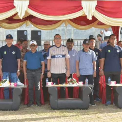 Foto: Pj. Walikota Sabang, Drs. Reza Fahlevi membuka sekaligus menendang Bola Pertama pada Pembukaan Liga Pamong Turnamen Bola Kaki IKPTK Aceh Tahun 2024 Dalam Rangka HUT Kota Sabang Ke 59 di Lapangan Sabang-Merauke, Gampong imeule, Kecamatan Suka Jaya, Sabang, Kamis, 6/6/2024.