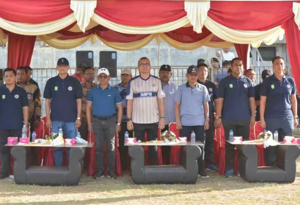 Foto: Pj. Walikota Sabang, Drs. Reza Fahlevi membuka sekaligus menendang Bola Pertama pada Pembukaan Liga Pamong Turnamen Bola Kaki IKPTK Aceh Tahun 2024 Dalam Rangka HUT Kota Sabang Ke 59 di Lapangan Sabang-Merauke, Gampong imeule, Kecamatan Suka Jaya, Sabang, Kamis, 6/6/2024.