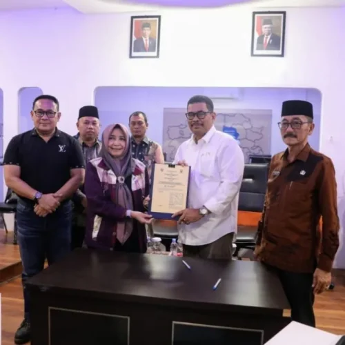 Foto: Penjabat (Pj) Walikota Lhokseumawe A Hanan, SP, MM disambut oleh Pj Sekda Sumedang Tuty Ruswanto, S.Sos, Msi dalam rangka kunjungan kerja terkait kerja sama pembangunan dan pengembangan potensi daerah. Kunjungan kerja tersebut berlangsung pada Jumat, (7/06/2024) di Command Center Sumedang.