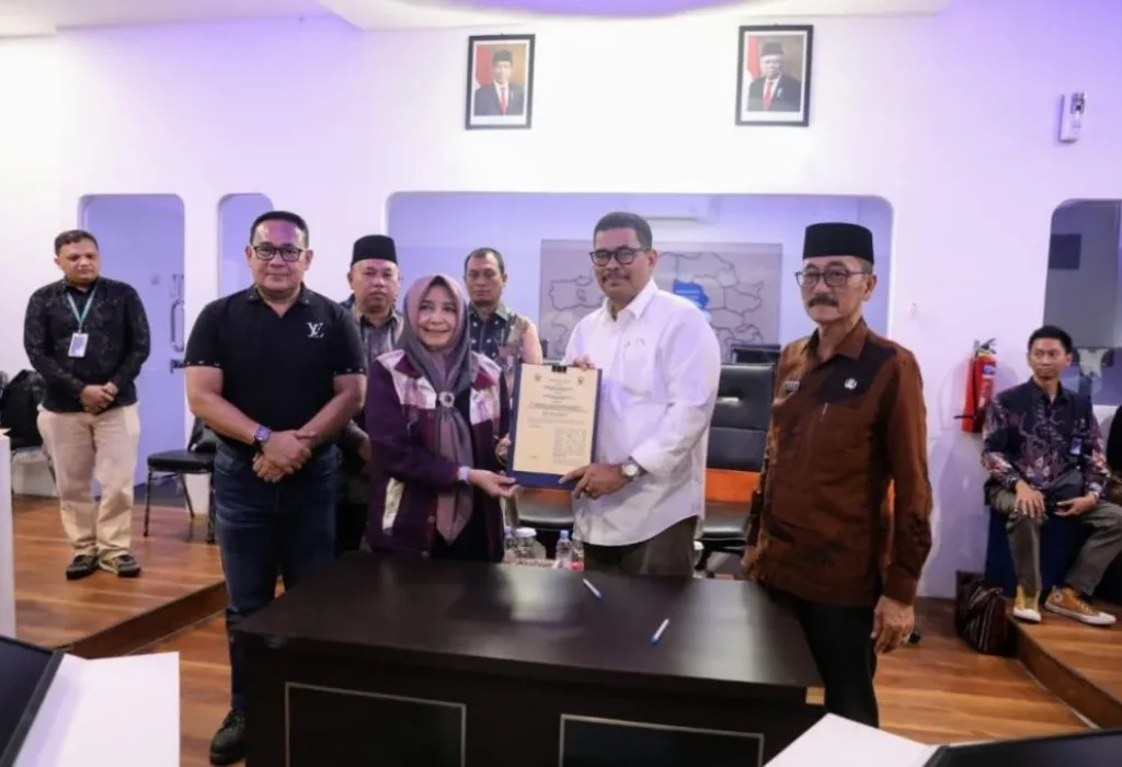 Foto: Penjabat (Pj) Walikota Lhokseumawe A Hanan, SP, MM disambut oleh Pj Sekda Sumedang Tuty Ruswanto, S.Sos, Msi dalam rangka kunjungan kerja terkait kerja sama pembangunan dan pengembangan potensi daerah. Kunjungan kerja tersebut berlangsung pada Jumat, (7/06/2024) di Command Center Sumedang.