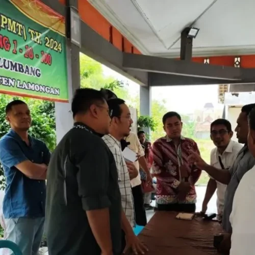 Foto: Polri melalui Satgassus Pencegahan Korupsi mendampingi Kementerian Sosial dalam penyaluran Bantuan Sembako/BPNT dan Program Keluarga Harapan (PKH) di Kabupaten Lamongan sebagai bentuk pengawasan.